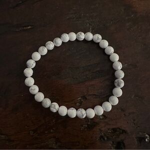 White howlite beaded stretch bracelet NWOT